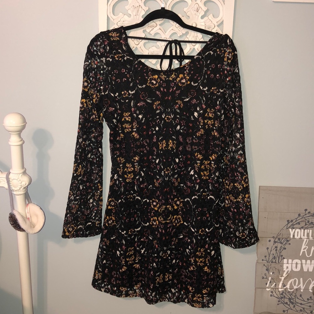 •Lace Bell Sleeve Dress•